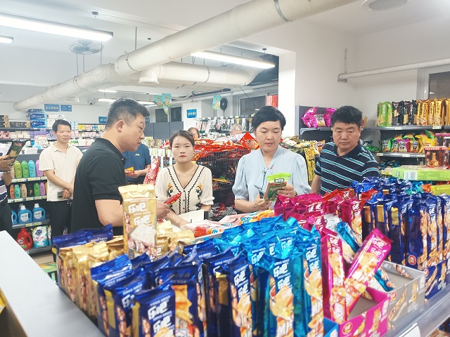 校領導及安委會成員檢查學校超市.jpg