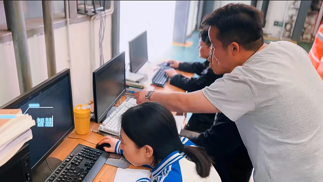圖為指導老師李博豪指導學生訓練.png