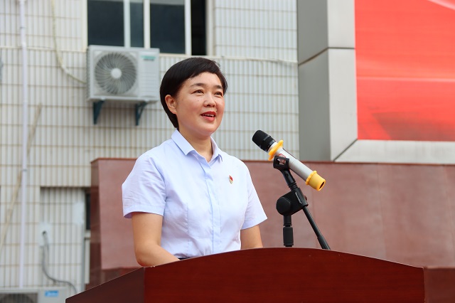 校長魏萍講話.jpg
