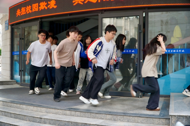 圖為防災減災日地震應急疏散演練現場 - 副本(1).jpg