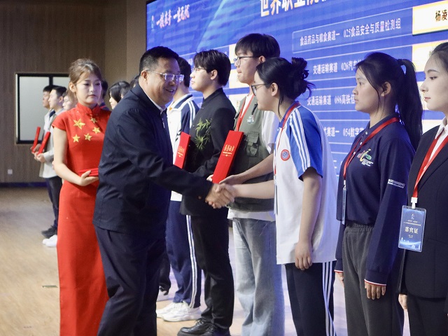 我校學生成萌嬌代表現代加工技術獲獎團隊上臺領獎 - 副本.jpg