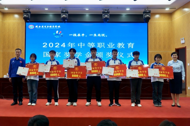 國家高級技師徐立平和校長魏萍為獲獎學生頒發榮譽證書(1).jpg