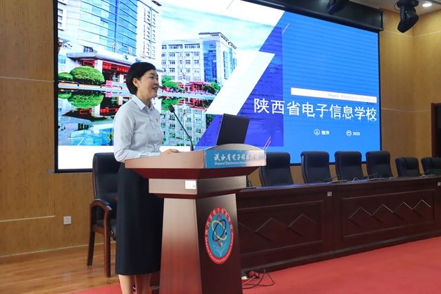 校長魏萍介紹學校辦學特色.jpg